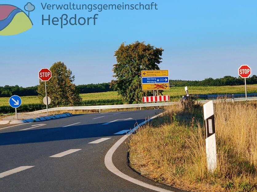 Neue Stopp-Schilder an der Kreuzung der St2259 und St2240 zwischen Heßdorf und Hannberg