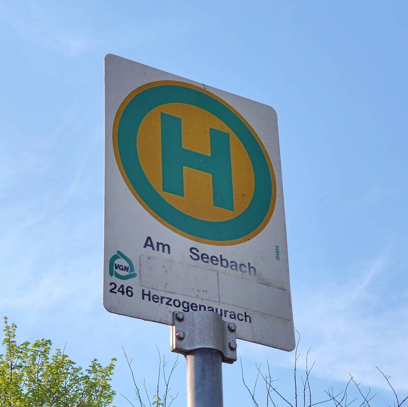 Alte Bushaltestelle "Am Seebach" in Heßdorf - Haltestellenschild