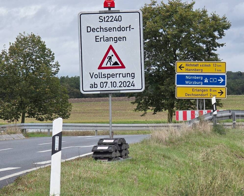 Vollsperrung der St 2244 zwischen Dechsendorf und Heusteg ab 07.10.24 - Schild