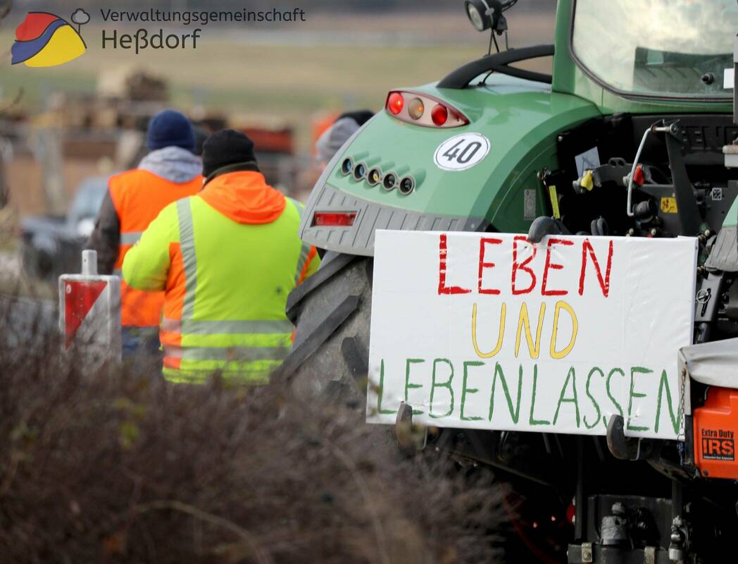 Bauernproteste - Demo - Traktor mit Plakat - Heßdorf 08.01.24 