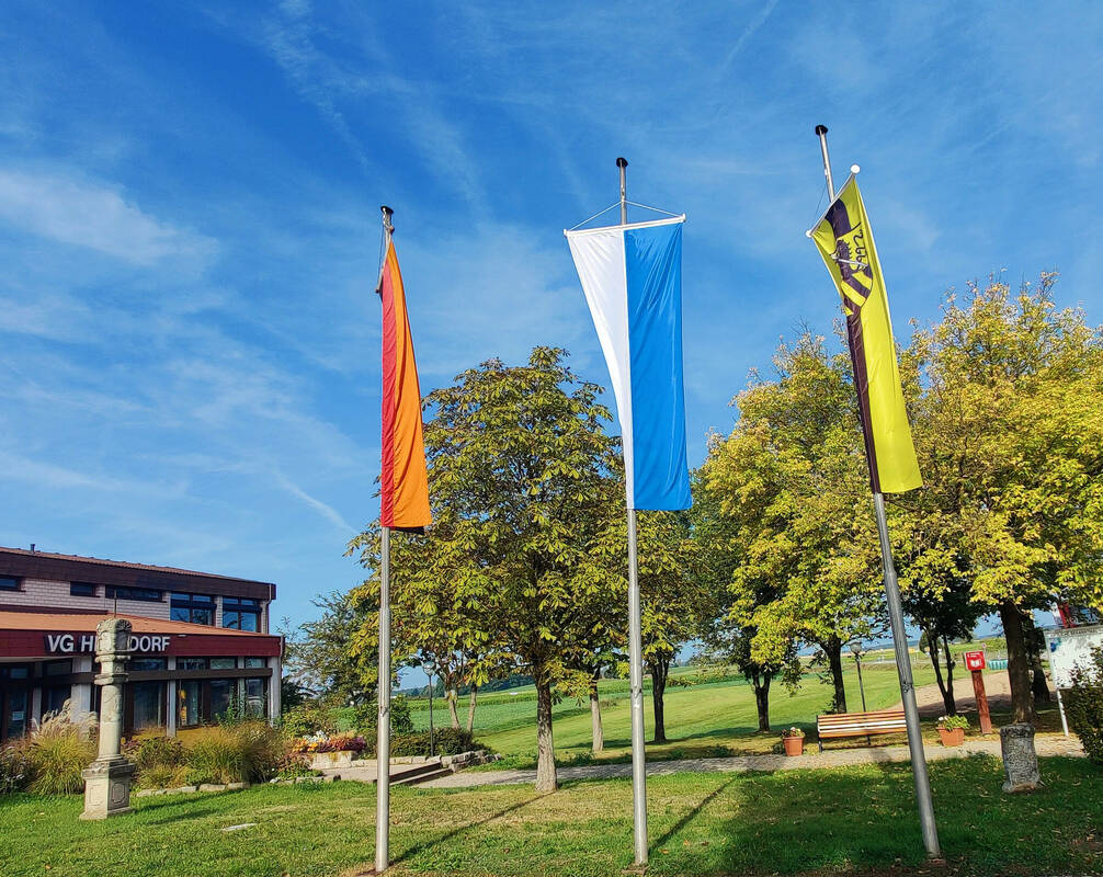 Beflaggung am Rathaus Heßdorf