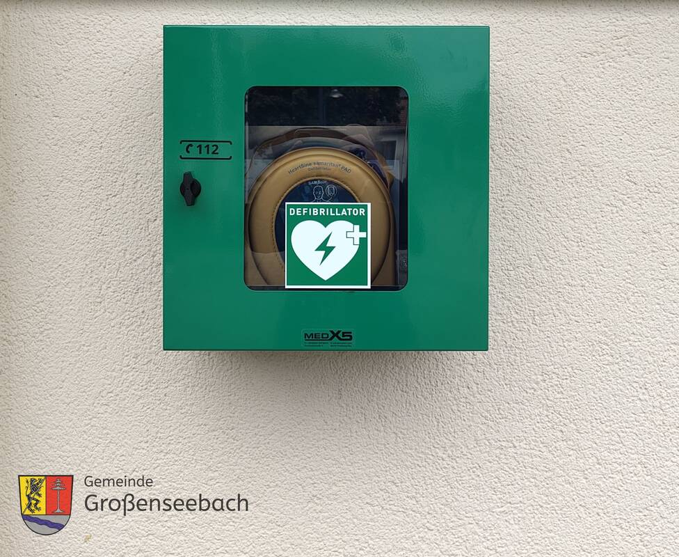 Defibrillator an der Mehrzweckhalle in Großenseebach