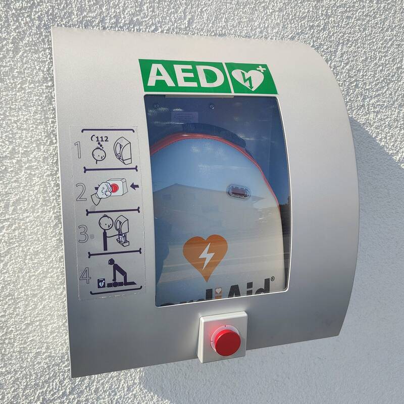 Öffentlicher Defibrillator (AED) am Sportheim Heßdorf