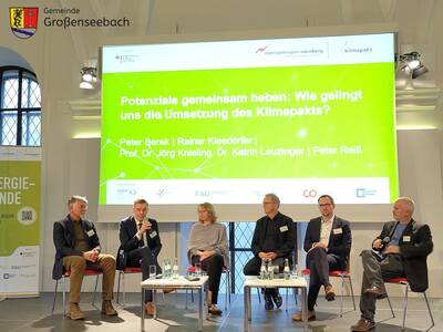 Informatives Interview bei der Klimaschutzkonferenz Interkommunal, bei dem unter anderem die Umsetzung des Klimapakts diskutiert wurde