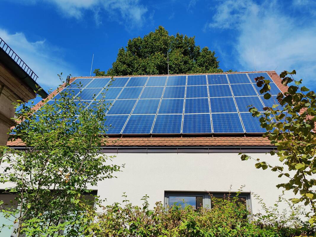 wohnhaus-mit-solardach_01s-1067x800
